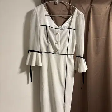 화이트 플레어 슬리브 드레스