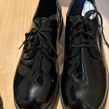 남녀 공용으로 신을 수 있는 블랙 가죽 로퍼