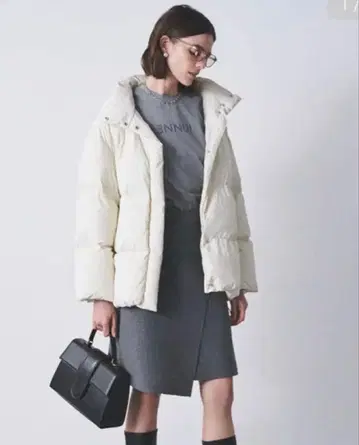 Mila Owen 미라 오웬 후드 부착 프렌치 다운 자켓 화이트