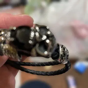 스컬 디자인 가죽 팔찌