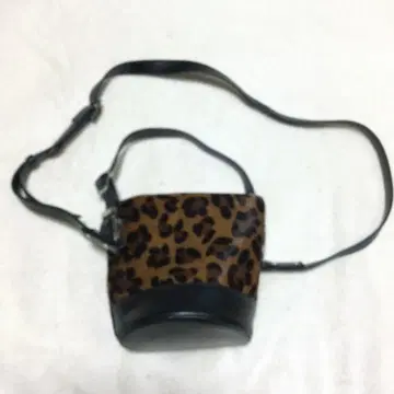 LE VERNIS 레오파드 무늬 버킷 백