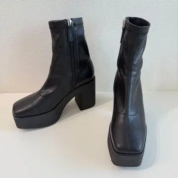 SLY 스퀘어 숏 청키 솔 핏 부츠 통굽