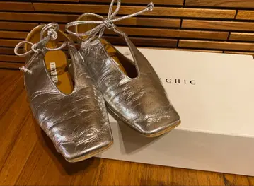 실버 메탈릭 가죽 플랫슈즈