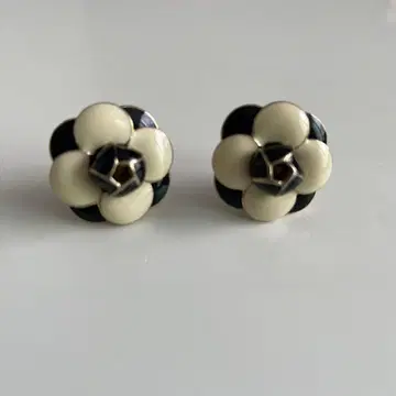 꽃 모양 에나멜 귀걸이(블랙 화이트)