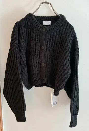 베이스 스톡 숏 기장 라운드 가디건 블랙