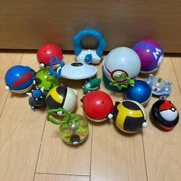 포켓몬 볼 세트 15개와 피규어