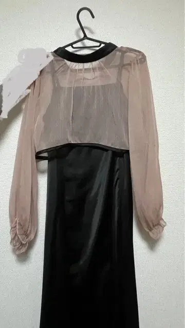 시스루 긴팔 블랙 새틴 드레스