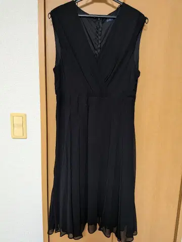 블랙 슬리브리스 무릎 기장 원피스