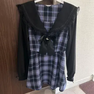 체크 무늬 프릴 블라우스 M 사이즈 / 아베일