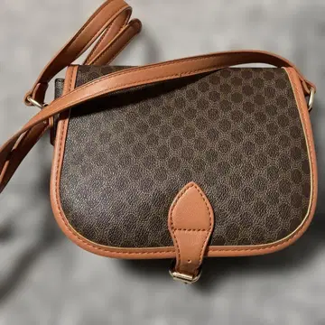 브라운 로고 패턴 숄더백