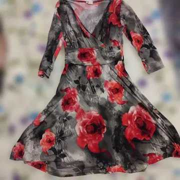블랙과 빨간색 꽃무늬 랩 원피스 터치나인