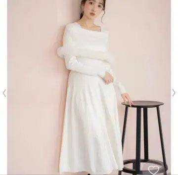 노엘라 프릴 달린 화이트 니트 원피스 화이트