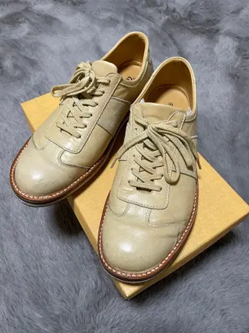 베이지 가죽 레이스업 슈즈