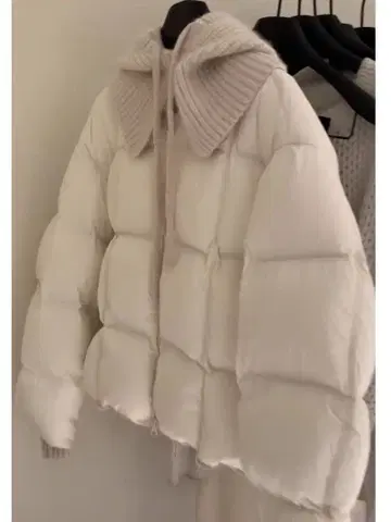 따뜻한 후드 부착 아우터, 겨울 모임 데이트에 딱!