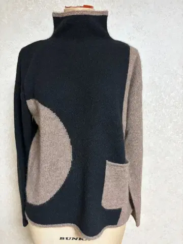 바이컬러 보틀넥 니트