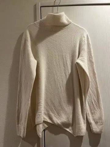 유니클로 화이트 캐시미어 터틀넥 니트 251-469480