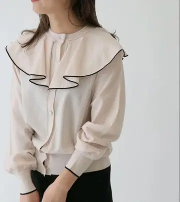 트리밍 프릴 칼라 가디건