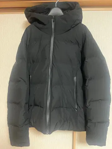 유니클로 남성용 심리스 다운 파카 블랙 M 사이즈