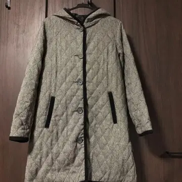 그레이 퀼팅 코트 후드 부착