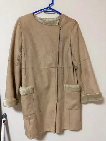 베이지 무스탕 코트 지퍼 포함