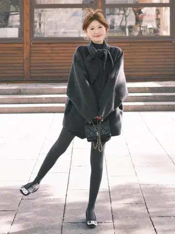 옷깃 리본 포함 미니 코트 겨울 데이트 모임에 최적 외출 코디