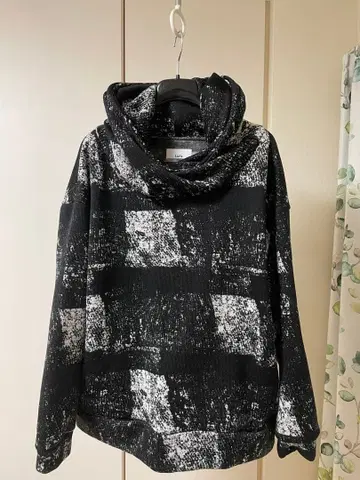 [ 정가 약 2만 ] Lui's/블랙/화이트 패턴 후드 부착 후드티