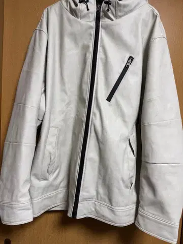 SUREVE 후드 부착 화이트 자켓