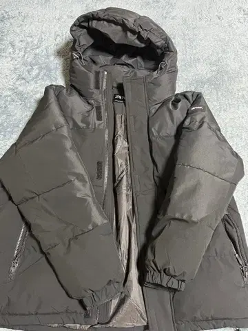 블랙 후드 부착 다운 자켓