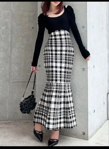 RESEXXY 숄더 오픈 머메이드 니트 원피스