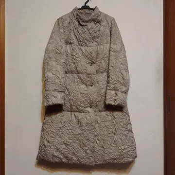 베이지 크레이프 가공 다운 코트 io comme io