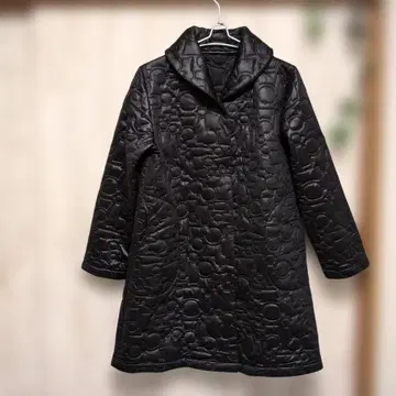 여유로운 L~LL 상당 광택 퀼팅 롱 코트 블랙 충전솜 A라인