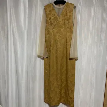 꽃무늬 자수 베이지 V넥 드레스