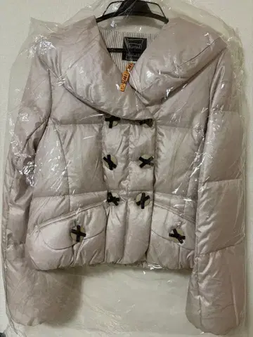 베이지 다운 자켓 후드 부착