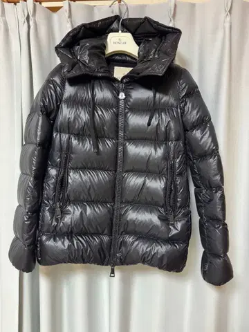 MONCLER 블랙 다운 자켓 후드 부착