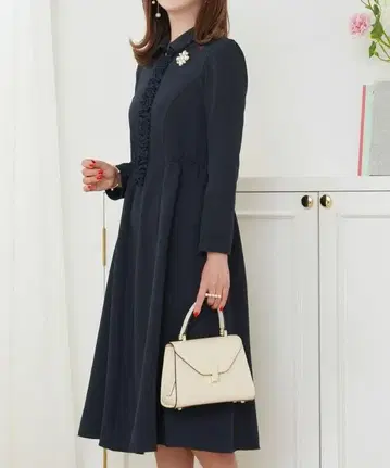 프리마셰레르 옷깃 부착 프론트 프릴 지퍼 & 프릴 원피스