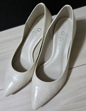 아르테미스 바이 다이애나 악어 엠보싱 포인트 펌프스