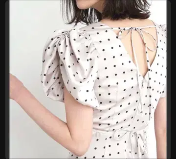 SNIDEL 개더 퍼프 슬리브 도트 원피스