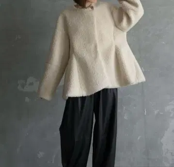 roughlow 라우 모코모코 페플럼 코트 크림색