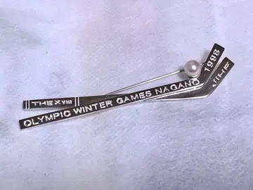 1998년 나가노 동계 올림픽 은 펄 하키 브로치