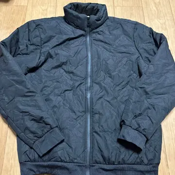 블랙 다운 자켓 지퍼 포함