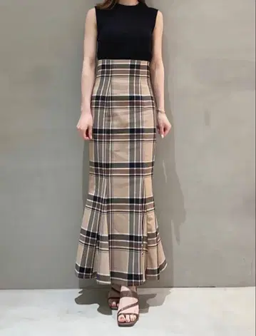 SNIDEL 하이웨스트 타이트 헴 플레어 스커트 00