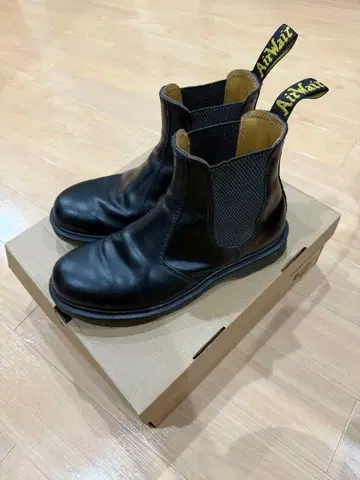 Dr. Martens 사이드 고어 부츠 블랙