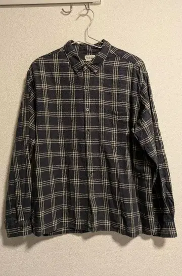 네이비와 크림 체크 무늬 플란넬 셔츠