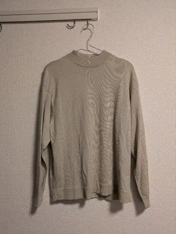 베이지 하이넥 니트 스웨터