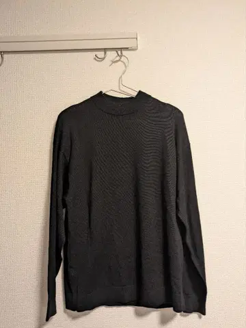 다크 그레이 크루넥 니트 스웨터