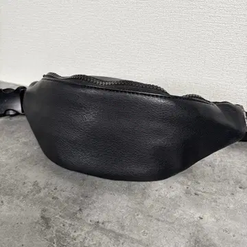 BERSHKA 바디백 블랙