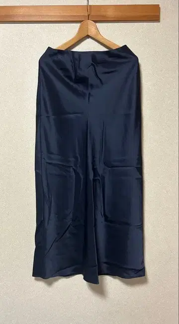 띠어리 Theory 24SS 베이스 새틴 플루이드 맥시 스커트