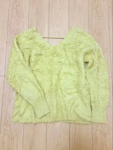 연한 옐로우 컬러 V넥 긴팔 스웨터