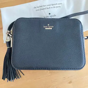 케이트 스페이드 블랙 숄더백 태슬 포함