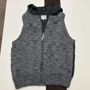 자유구 그레이 계열 후드 부착 니트 다운 베스트